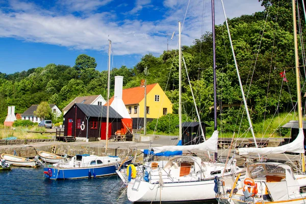 Tipik Bornholm manzarası marina tekneleri, tütsü evi ve güneşli bir günde yarı ahşap mimari..