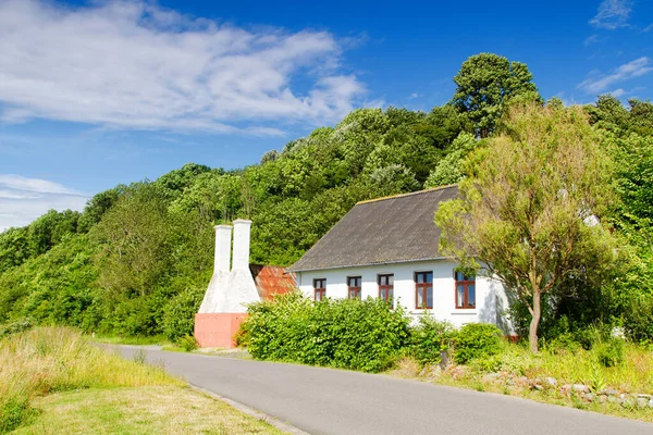 Typisk Bornholm Arkitektur Med Skorstein Som Brukes Til Røyking Sild – stockfoto