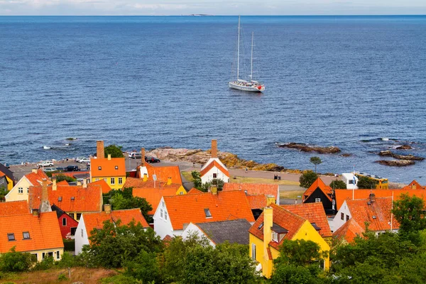 Gudhjem Denmark 6月24日 2014年6月24日にデンマークのボルンホルム島にある赤い屋根の絵のような小さな町グッヘムのパノラマ — ストック写真
