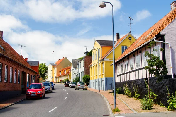 Svaneke Denmark 2014年6月24日 デンマークのスヴァネケで2014年6月24日に典型的なデンマークの通りの眺め — ストック写真