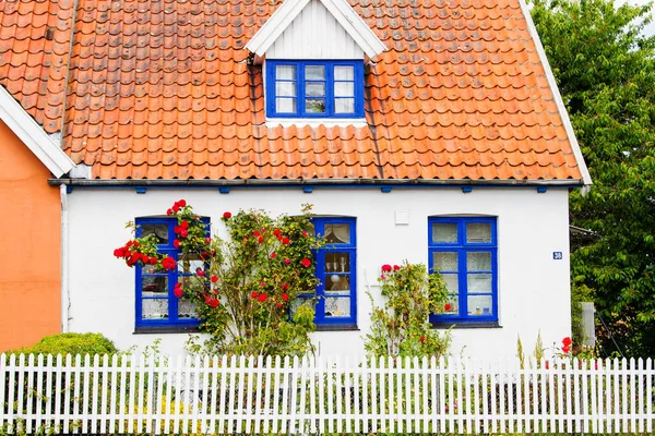 Devant Une Maison Typique Style Scandinave Sur Île Danoise Bornholm — Photo