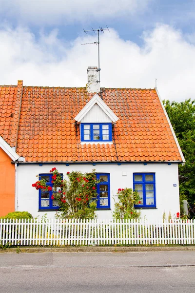 デンマーク島の典型的なスカンディナヴィア様式の家の前 Bornholm — ストック写真