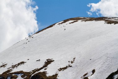 Yüksek Tatra Dağları Ulusal Parkı 'nın kış manzarası bir bahar zamanı, Polonya