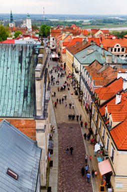 SANDOMIERZ, POLAND - 30 Nisan 2015 'te Polonya' nın önde gelen turistik merkezlerinden biri olan tarihi eski kentin panoraması. Sandomierz, Polonya 'nın en uzun ve en büyük nehri olan Vistula Nehri kıyısında yer almaktadır..