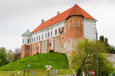 SANDOMIERZ, POLAND - 30 Nisan 2015 'te Sandomierz, Polonya' da 14. yüzyıldan kalma eski bir kale. Sandomierz, Polonya 'nın en uzun ve en büyük nehri olan Vistula Nehri kıyısında yer almaktadır..