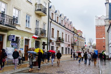 SANDOMIERZ, POLAND - 03 Mayıs 2015 'te Polonya' nın Sandomierz kentindeki çok eski belediye binası. Belediye binası 14. yüzyılda inşa edildi ve kule XVII yüzyılda inşa edildi..