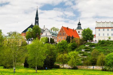 Wisla nehrinden Sandomierz Panoraması. Collegium Gostomianum, Jan Dlugosz 'un evi ve katedral bazilikası. Sandomierz, Polonya