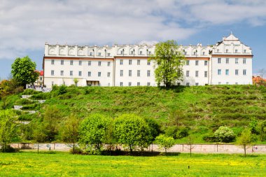 Wisla nehrinden Sandomierz Panoraması. Collegium Gostomianum 'un manzarası. Sandomierz, Polonya