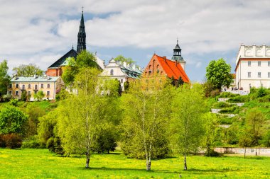 Wisla nehrinden Sandomierz Panoraması. Collegium Gostomianum, Jan Dlugosz 'un evi ve katedral bazilikası. Sandomierz, Polonya