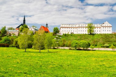 Wisla nehrinden Sandomierz Panoraması. Collegium Gostomianum, Jan Dlugosz 'un evi ve katedral bazilikası. Sandomierz, Polonya