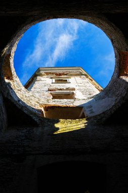 UJAZD, POLAND - Mayıs 03: Krzyztopor (eng. 3 Mayıs 2015 'te Polonya' nın Ujazd köyündeki kale harabeleri. Krzyztopor kalesinin tarihi XVII..