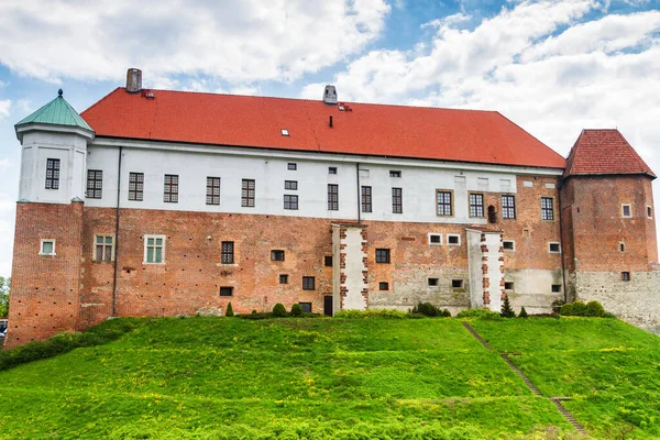 ポーランドのサンドミエルツ エイプリル30 2015年4月30日 ポーランドのサンドミエルツにある14世紀の古城 Sandomierzはヴィスワ川に位置しています ポーランドで最も長く最大の — ストック写真