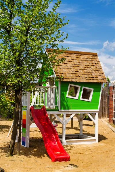 Diapositiva Casa Verde Parque Infantil — Foto de Stock