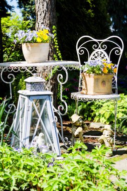 Çiçek saksılarıyla bahçe kompozisyonu