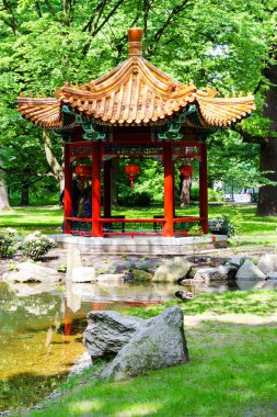 WARsaw, POLAND - 24 Mayıs 2015: Varşova Kraliyet Lazienki Parkı 'ndaki Çin bahçesi