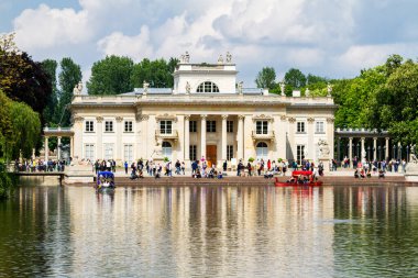 WARsaw, POLAND - 20 Mayıs 2015 'te Polonya' nın Varşova kentinde, Palace ile birlikte Lazienki Park 'taki (Lazienkowski Parkı olarak da bilinir) su binasında bulunan insanlar