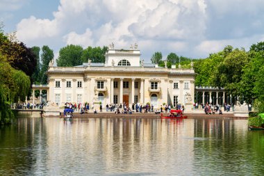 WARsaw, POLAND - 20 Mayıs 2015 'te Polonya' nın Varşova kentinde, Palace ile birlikte Lazienki Park 'taki (Lazienkowski Parkı olarak da bilinir) su binasında bulunan insanlar