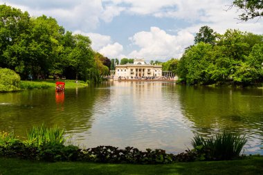WARsaw, POLAND - 20 Mayıs 2015 'te Polonya' nın Varşova kentinde, Palace ile birlikte Lazienki Park 'taki (Lazienkowski Parkı olarak da bilinir) su binasında bulunan insanlar