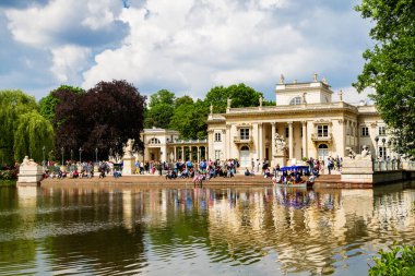 WARsaw, POLAND - 20 Mayıs 2015 'te Polonya' nın Varşova kentinde, Palace ile birlikte Lazienki Park 'taki (Lazienkowski Parkı olarak da bilinir) su binasında bulunan insanlar
