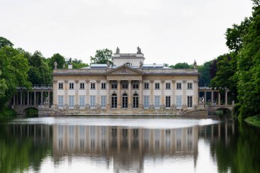 WARsaw, POLAND - 20 Mayıs 2015 'te Polonya' nın Varşova kentinde, Palace ile birlikte Lazienki Park 'taki (Lazienkowski Parkı olarak da bilinir) su binasında bulunan insanlar