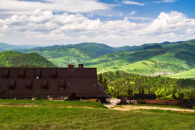 Durbaszka zirvesi. Pieniny dağlarındaki dağ oteli, Polonya.
