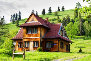 Polonya 'nın Pieniny dağlarındaki dağlarda eski, ahşap geleneksel bir ev.