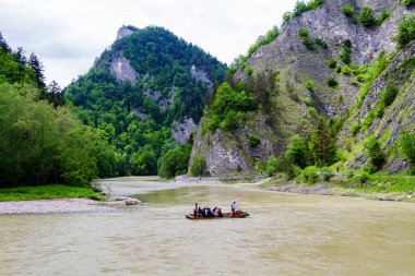 Dunajec Nehri üzerindeki üç taç. Polonya 'daki Pieniny sıradağları. Three Crowns ve Sokolica 'nın güzergahı. Popüler sal noktası.