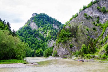 Dunajec Nehri üzerindeki üç taç. Polonya 'daki Pieniny sıradağları. Three Crowns ve Sokolica 'nın güzergahı. Popüler sal noktası.