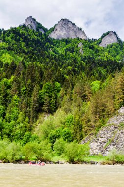 Dunajec Nehri üzerindeki üç taç. Polonya 'daki Pieniny sıradağları. Three Crowns ve Sokolica 'nın güzergahı. Popüler sal noktası.