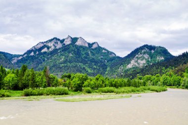 Dunajec Nehri üzerindeki üç taç. Polonya 'daki Pieniny sıradağları. Three Crowns ve Sokolica 'nın güzergahı. Popüler sal noktası.