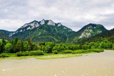 Dunajec Nehri üzerindeki üç taç. Polonya 'daki Pieniny sıradağları. Three Crowns ve Sokolica 'nın güzergahı. Popüler sal noktası.