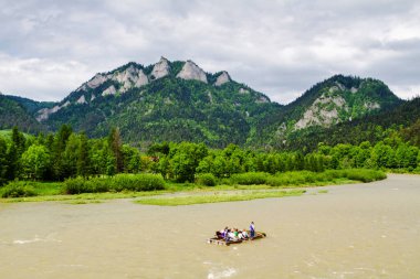 Dunajec Nehri üzerindeki üç taç. Polonya 'daki Pieniny sıradağları. Three Crowns ve Sokolica 'nın güzergahı. Popüler sal noktası.