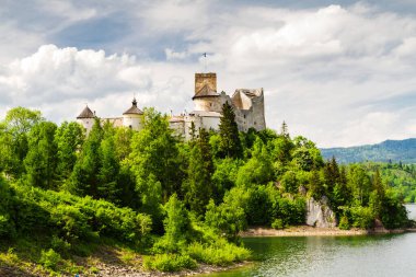 Ortaçağ kalesi manzaralı güneşli bir gün, Niedzica, Pieniny Dağları, Polonya