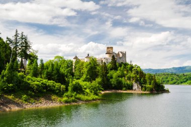 Ortaçağ kalesi manzaralı güneşli bir gün, Niedzica, Pieniny Dağları, Polonya