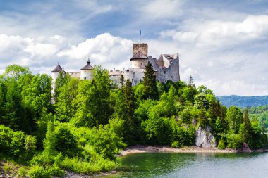 Ortaçağ kalesi manzaralı güneşli bir gün, Niedzica, Pieniny Dağları, Polonya
