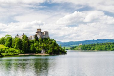 Ortaçağ kalesi manzaralı güneşli bir gün, Niedzica, Pieniny Dağları, Polonya