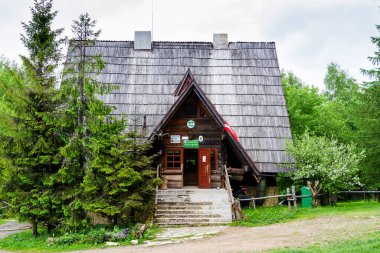 MALA RAWKA, POLAND - 05 Haziran 2015 'te Polonya' nın Bieszczady dağlarındaki eski, ahşap dağ evi. Bieszczady Polonya 'daki en vahşi sıradağdır..