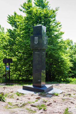 BIESZCZADY, POLAND - 1 Mayıs 2015: Bieszczady Dağları Ulusal Parkı 'ndaki üç sınır noktası. Anıt, Polonya, Ukrayna ve Slovakya arasındaki sınır kapısını simgeliyor. Karpat Dağları.