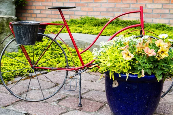 Model Van Een Oude Fiets Uitgerust Met Manden Bloemen — Stockfoto