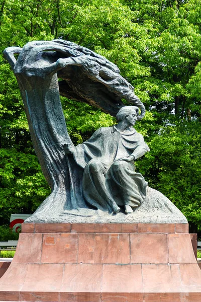 Warszawa Polska Maj 2015 Pomnik Chopina Parku Łazienki Warszawie Przedstawiający — Zdjęcie stockowe