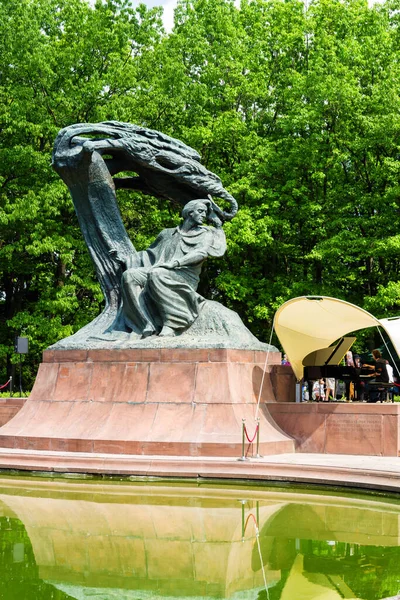 Warsaw Polonia Mayo 2015 Monumento Chopin Parque Público Lazienki Varsovia —  Fotos de Stock