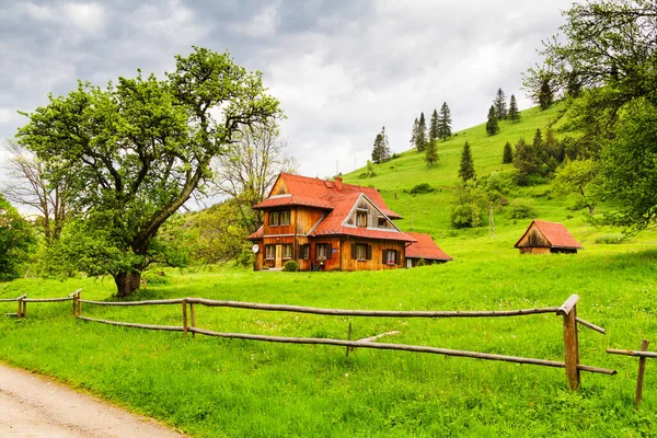 古いヴィンテージ ポーランドのPieninineの山の中の木造伝統的な家 — ストック写真