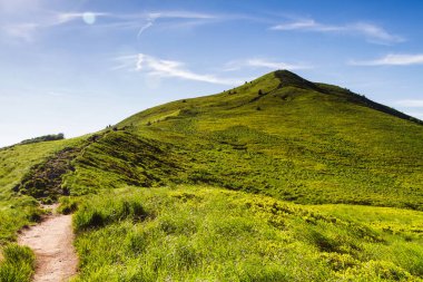 Dağlar manzaralı. Bieszczady Ulusal Parkı 'ndaki çayır ve orman manzarası. Karpat Dağları manzarası, Polonya. Bieszczady, Catpathian dağlarının bir parçası olan Beskid dağlarının bir parçasıdır..