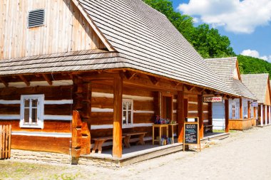 Polonya 'nın Krosno kentindeki açık hava etnografi müzesinde eski bir ahşap kulübe. Miras parkı ormanın yanında yer alır ve geçen yüzyıllardan tipik bir Polonya köyüne göç eder..