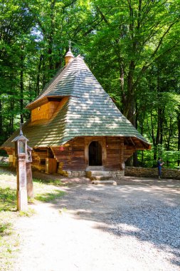 Polonya 'nın Krosno kentindeki açık hava etnografi müzesinde eski bir ahşap kulübe. Miras parkı ormanın yanında yer alır ve geçen yüzyıllardan tipik bir Polonya köyüne göç eder..