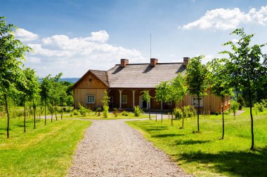 Polonya 'nın Krosno kentindeki açık hava etnografi müzesinde eski bir ahşap kulübe. Miras parkı ormanın yanında yer alır ve geçen yüzyıllardan tipik bir Polonya köyüne göç eder..