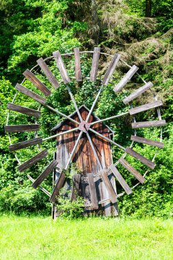 Heriatege parkındaki eski ahşap yel değirmeni, Krosno, Polonya