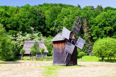 Heriatege parkındaki eski ahşap yel değirmeni, Krosno, Polonya
