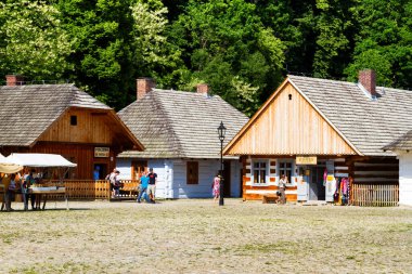 KROSNO, POLAND - 4 Mayıs - Polonya 'nın Krosno kentindeki açık hava etnoğrafya müzesinde 3 Mayıs 2014 tarihinde eski ahşap kulübe....