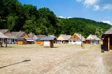 KROSNO, POLAND - 4 Mayıs - Polonya 'nın Krosno kentindeki açık hava etnoğrafya müzesinde 3 Mayıs 2014 tarihinde eski ahşap kulübe....